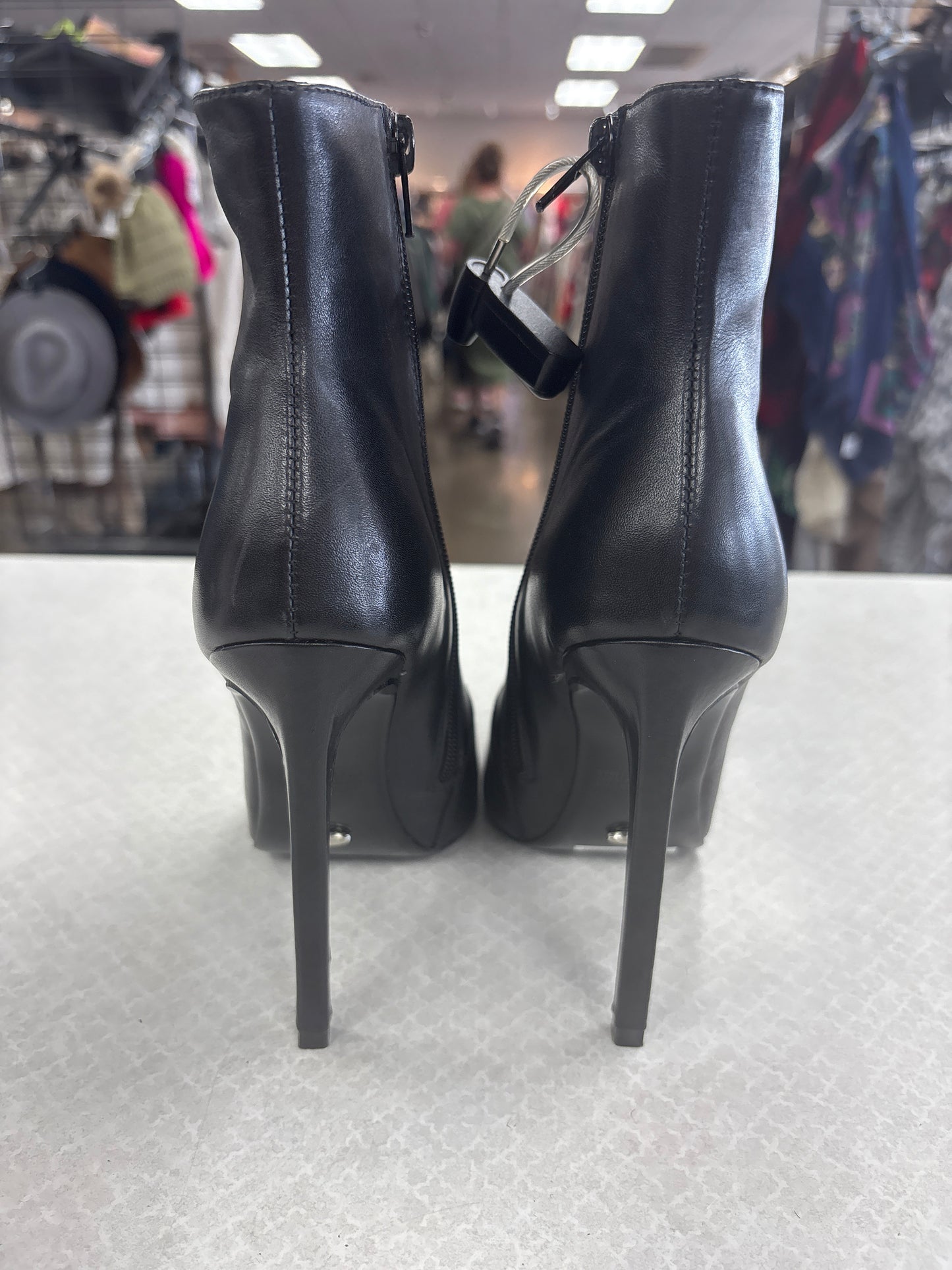 BOOTS ANKLE HEELS by CLOTHES MENTOR In BLACK, Size: 6