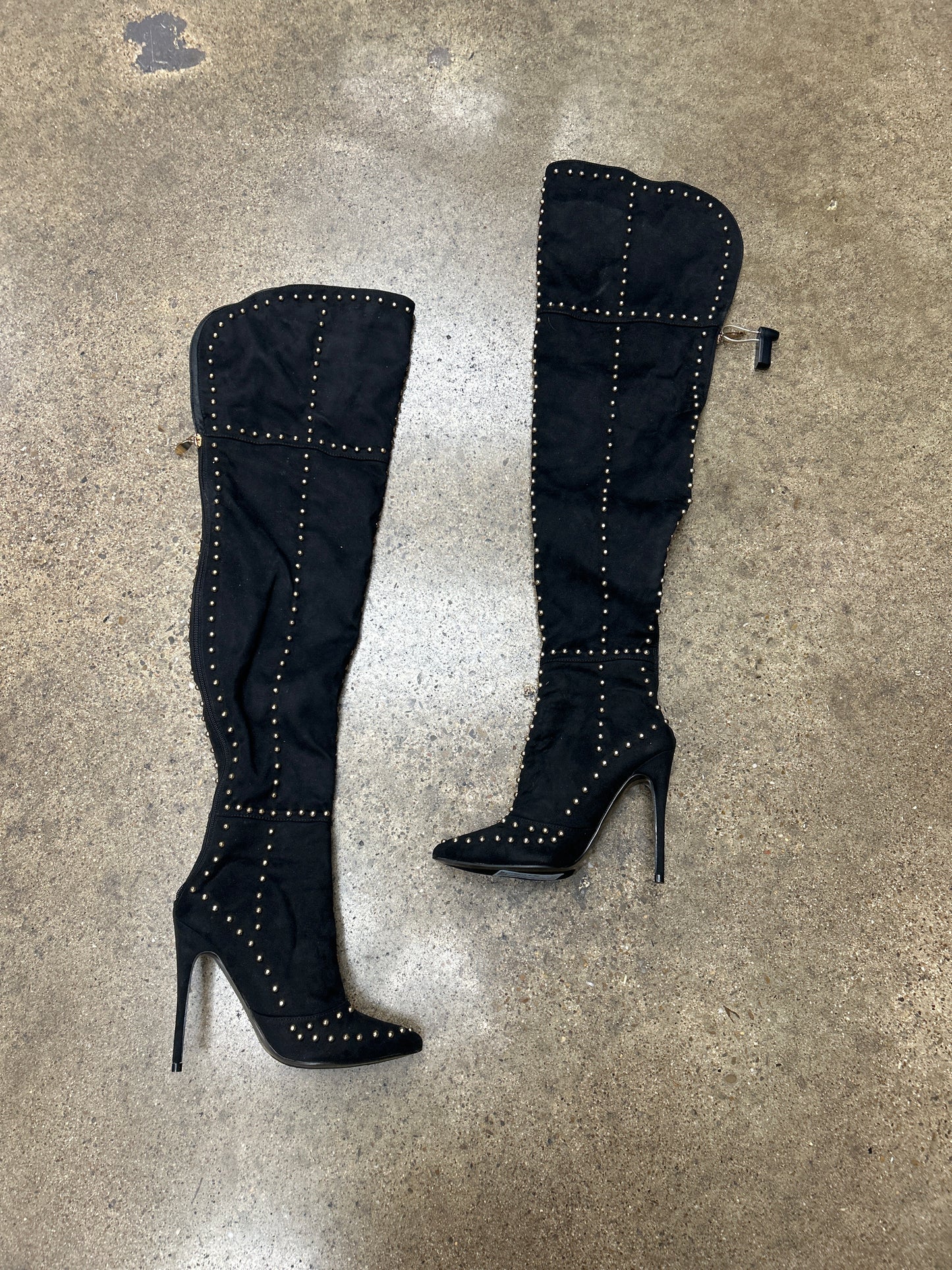 Boots Over-The-Knee Heels By Clothes Mentor In Black & Gold, Size:5.5