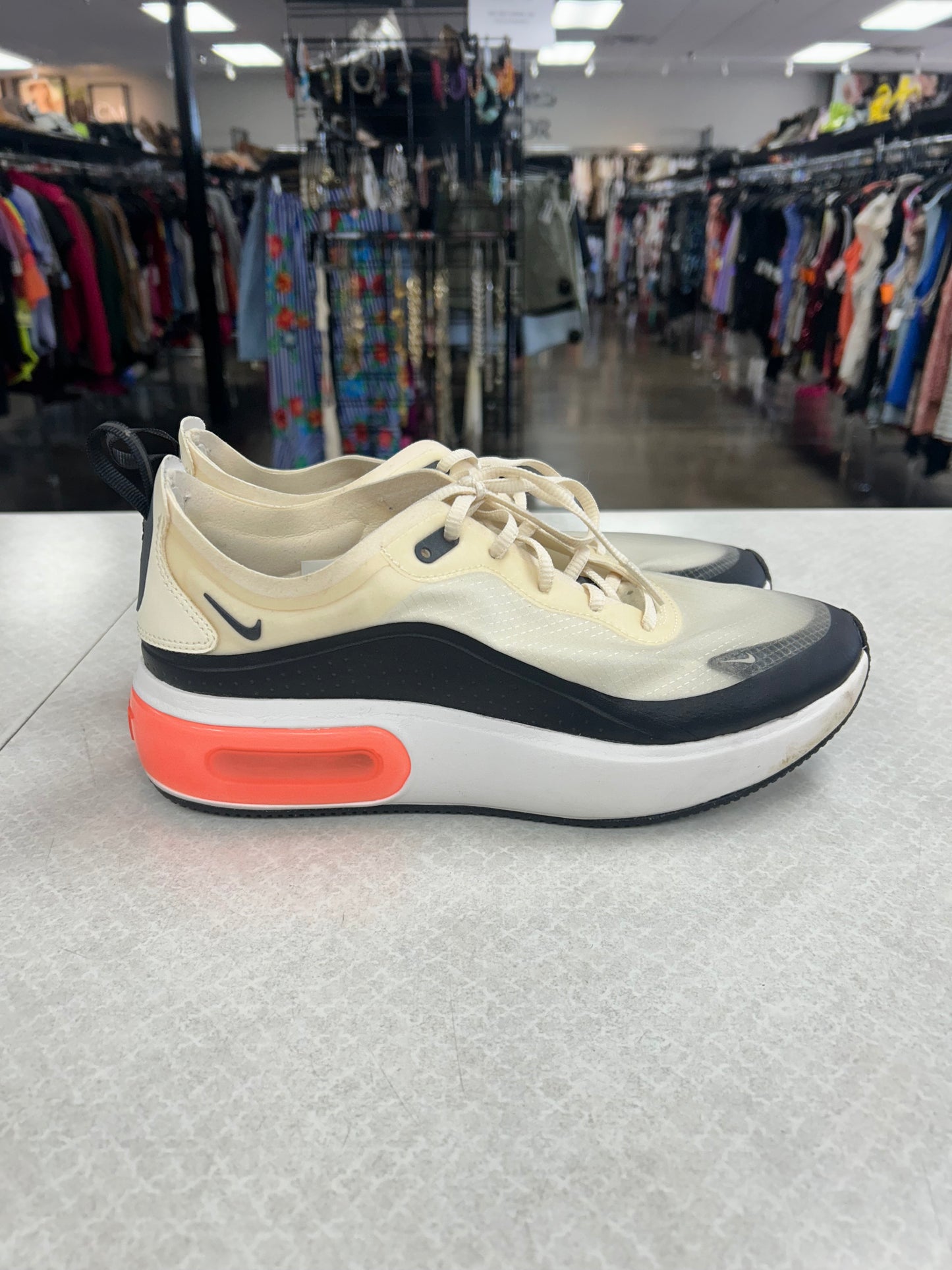 Shoes Athletic By Nike In Cream, Size:8