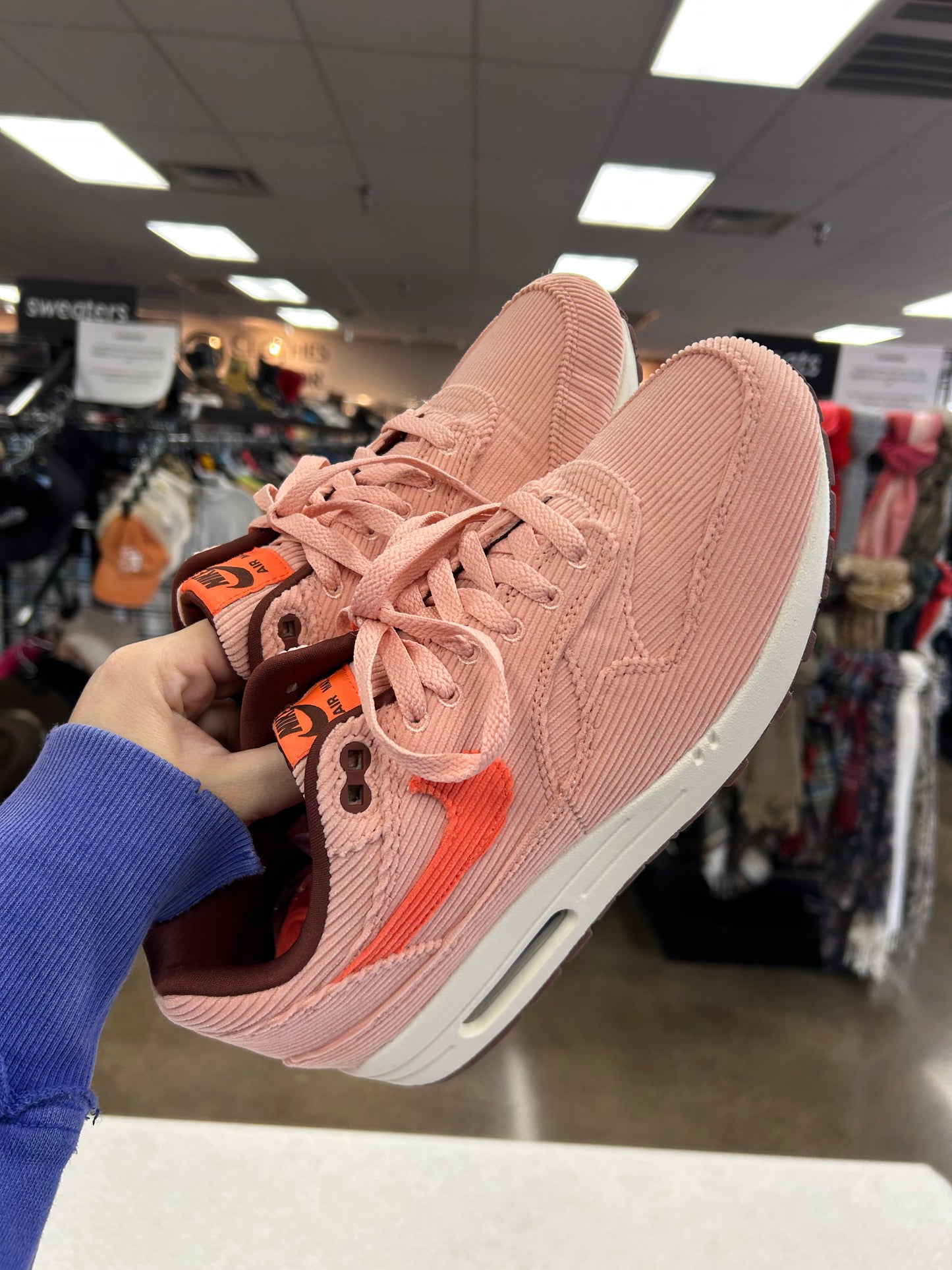 Shoes Sneakers By Nike In Coral, Size:8.5