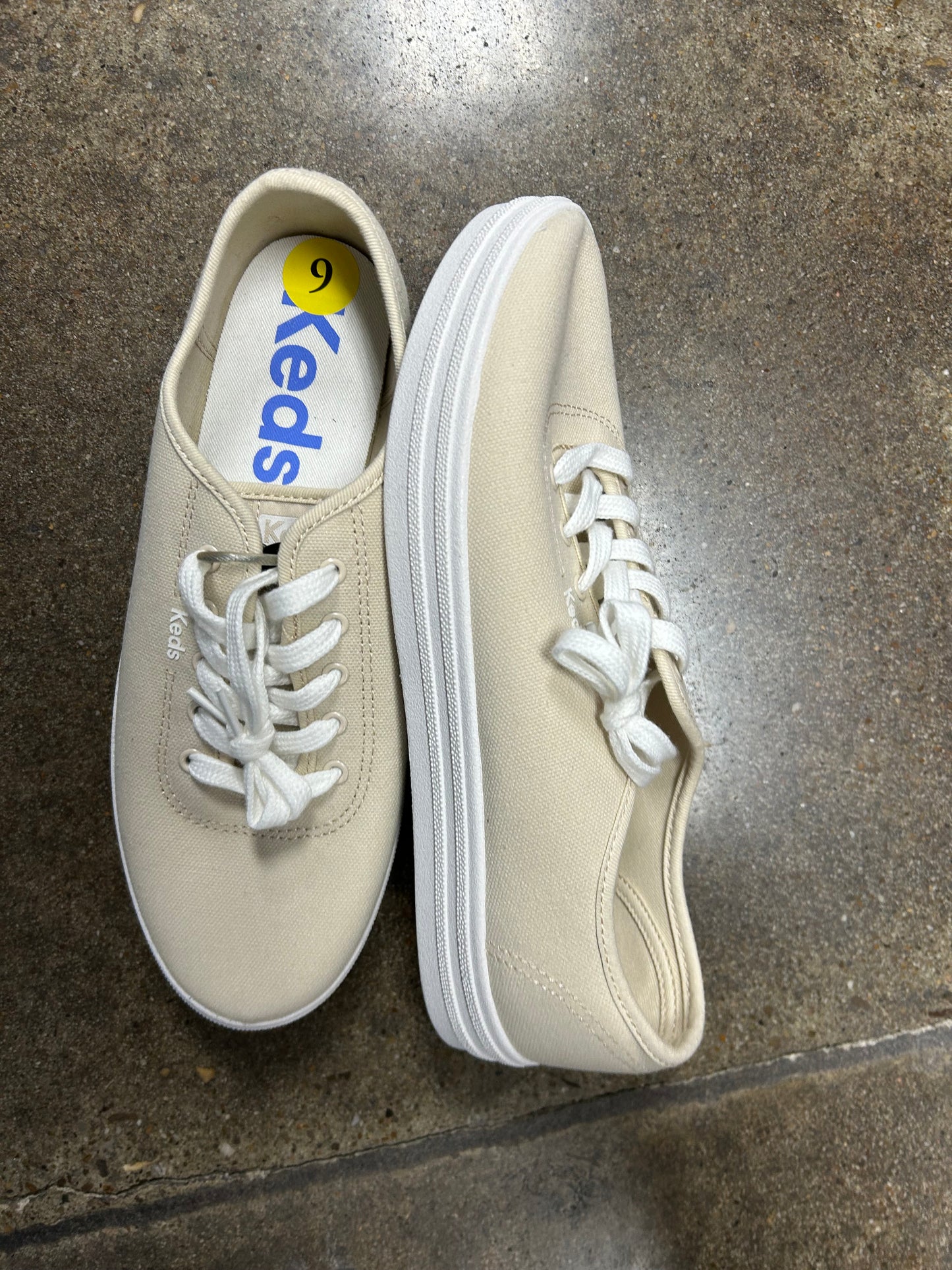 Shoes Sneakers By Keds In Cream, Size:9