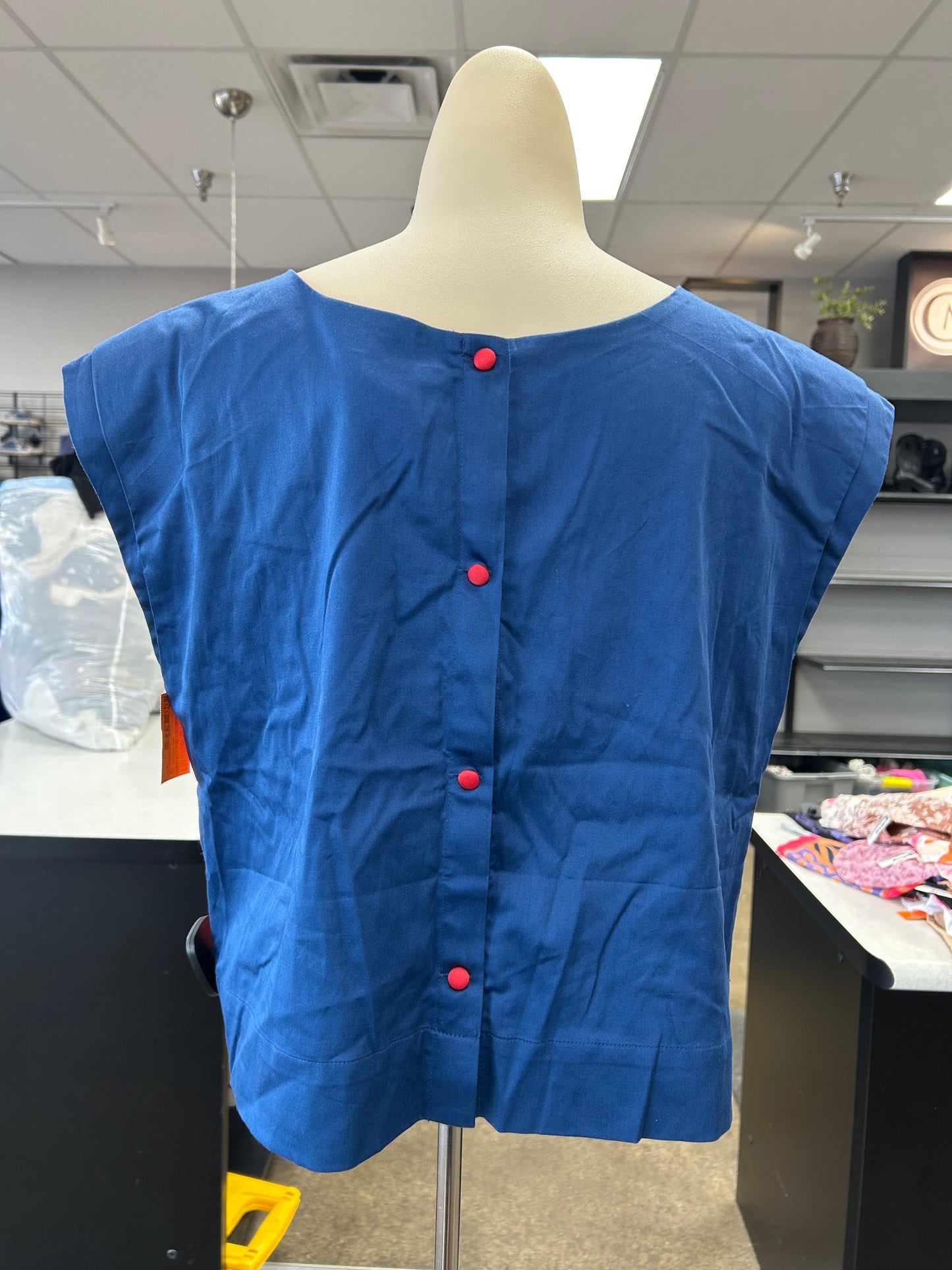 Top Sleeveless By Clothes Mentor In Red, Size:M