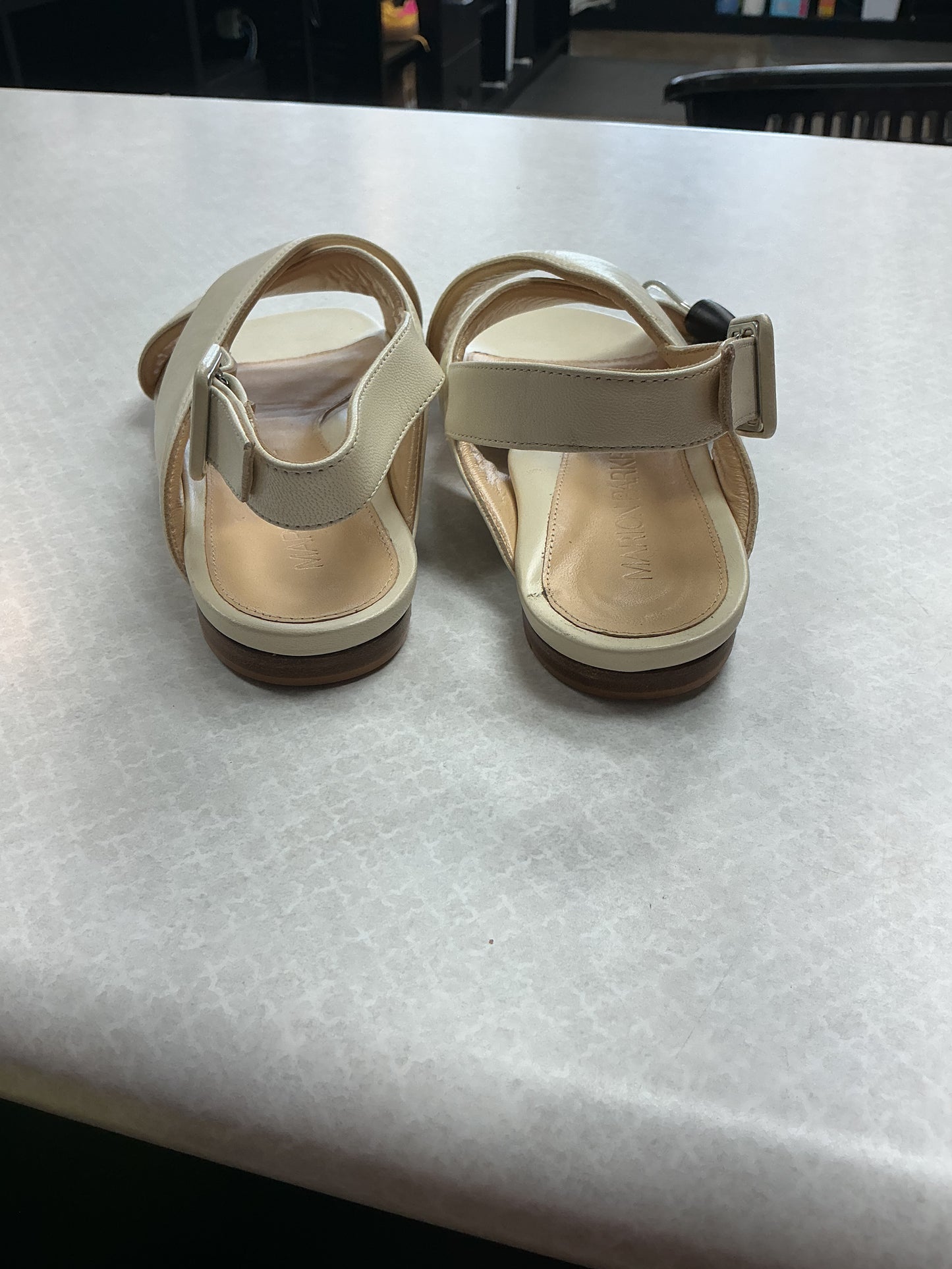 Sandals Flats By Clothes Mentor In Cream, Size:8