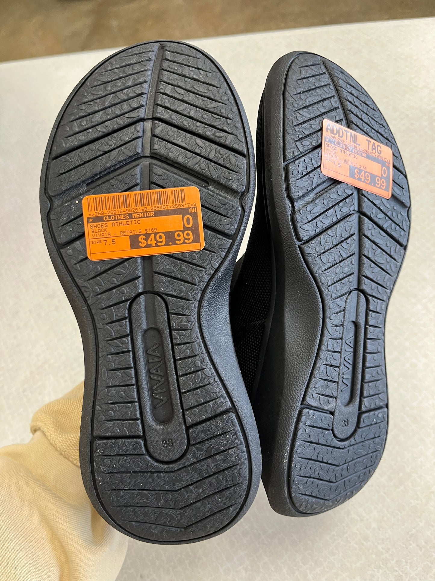 Shoes Athletic By Clothes Mentor In Black, Size:7.5