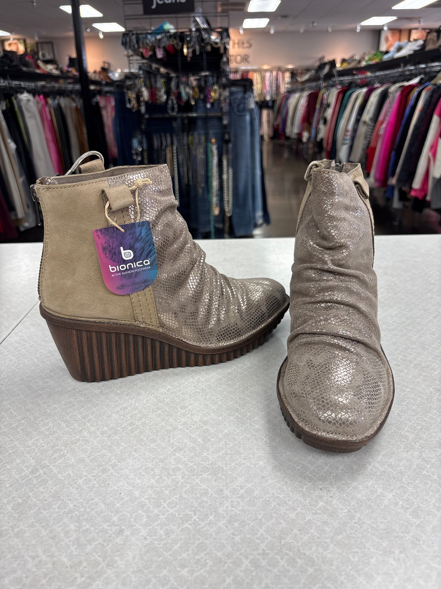 Boots Ankle Flats By Clothes Mentor In Gold, Size:7.5