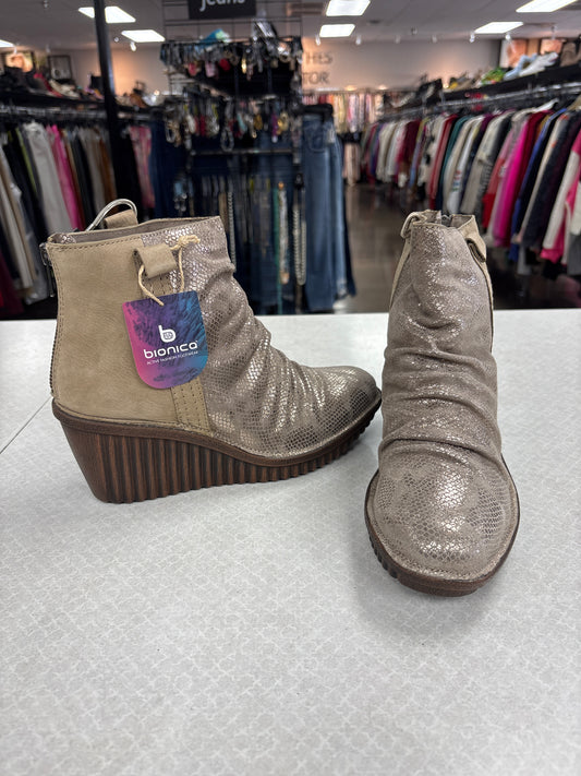 Boots Ankle Flats By Clothes Mentor In Gold, Size:7.5