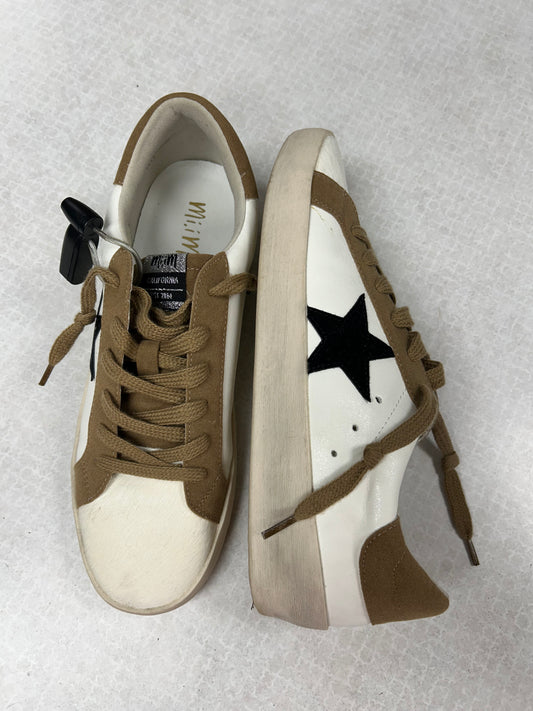 Shoes Sneakers By Clothes Mentor In Cream & Tan, Size:8.5