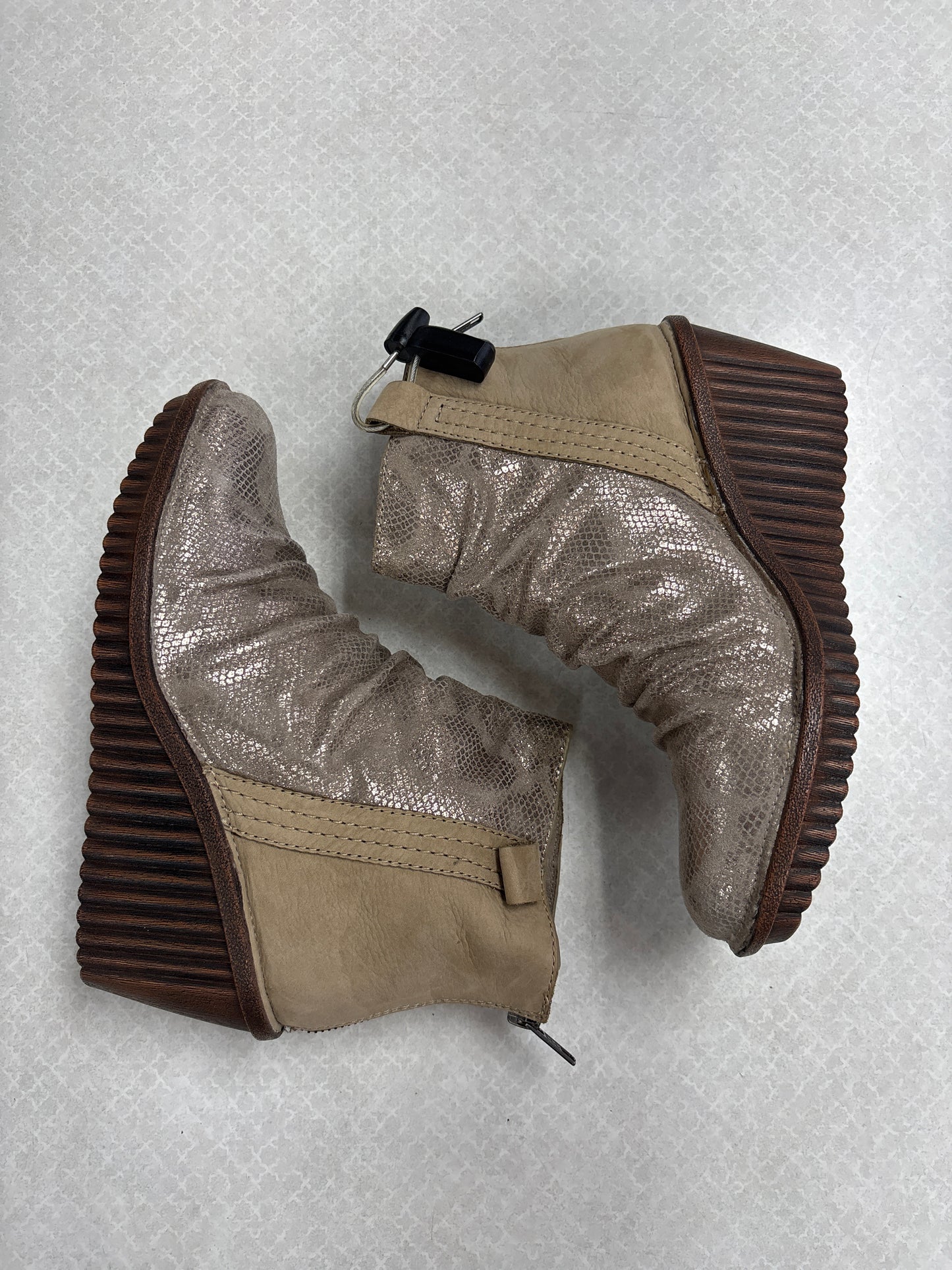 Boots Ankle Flats By Clothes Mentor In Gold, Size:7.5