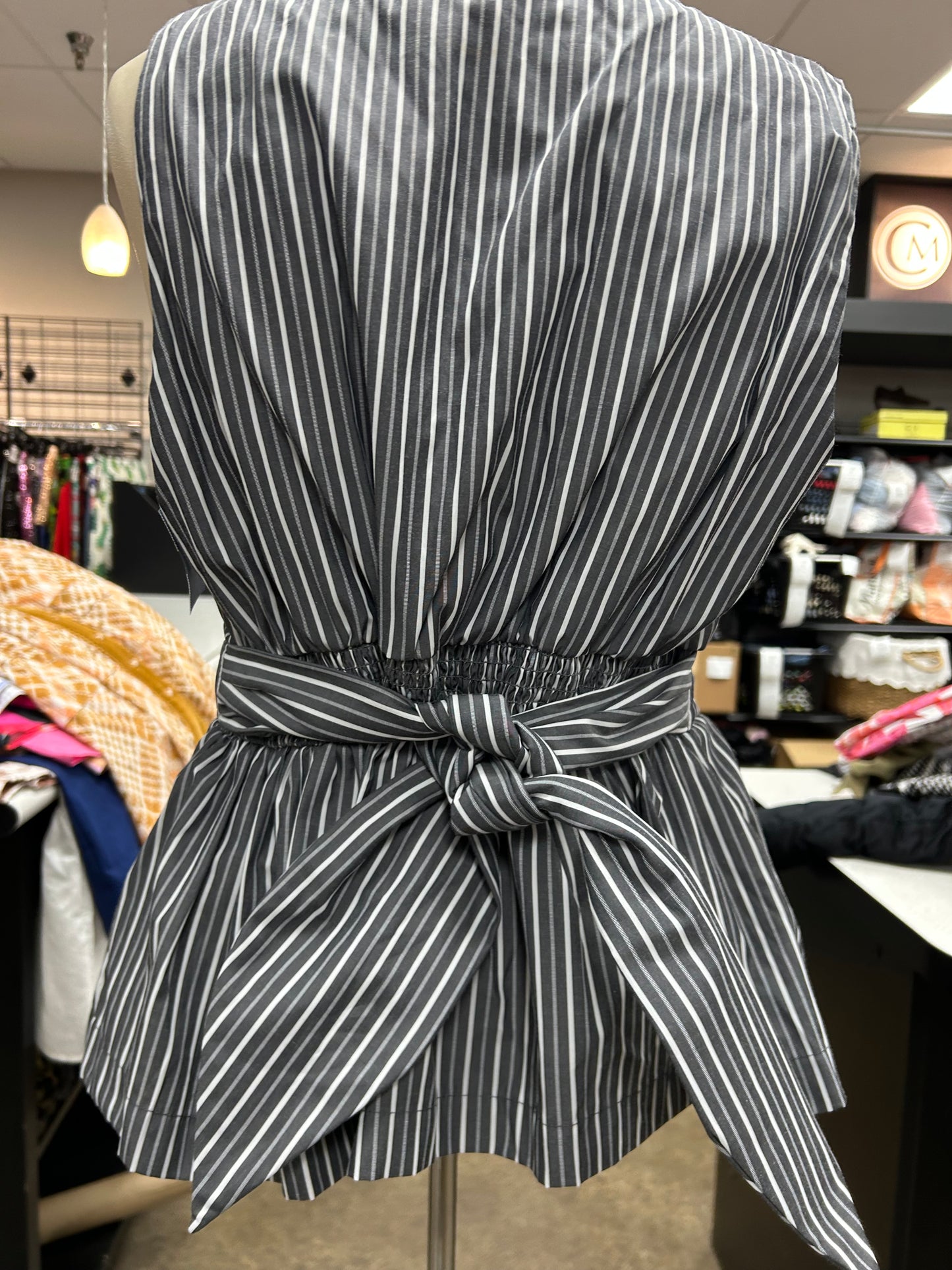 Top Sleeveless By En Saison In Grey & White, Size:L