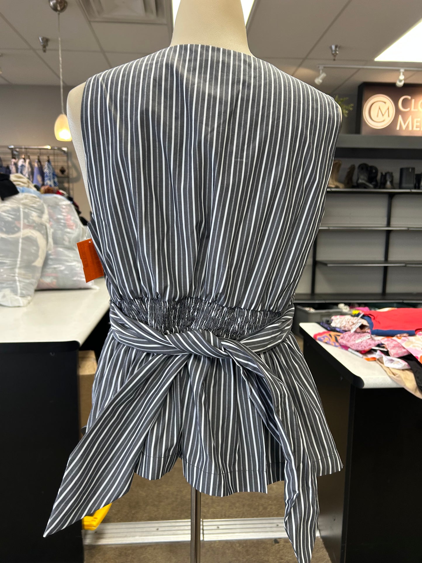 Top Sleeveless By En Saison In Grey & White, Size:M