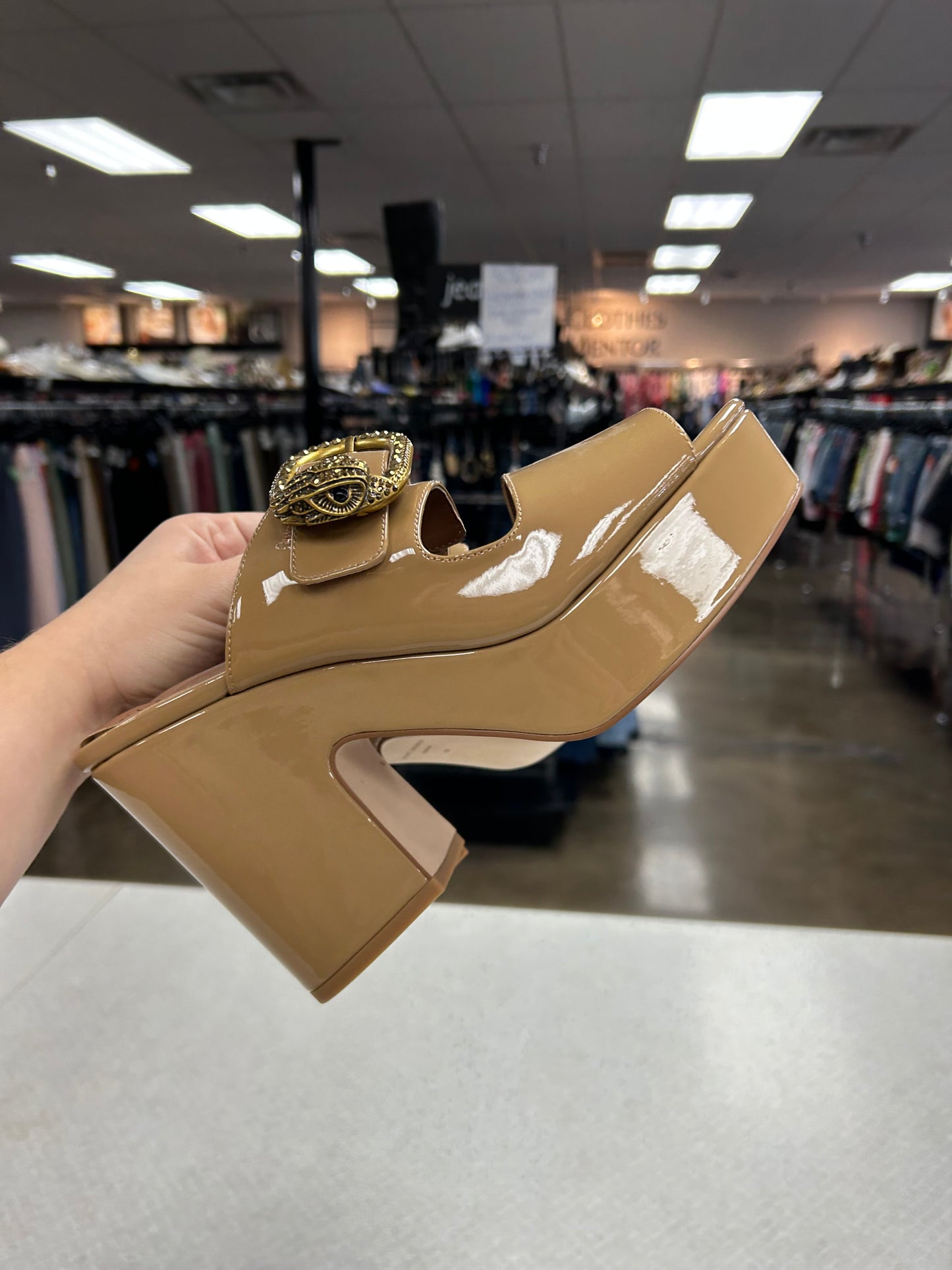 Sandals Designer By Kurt Geiger In Tan, Size:8.5
