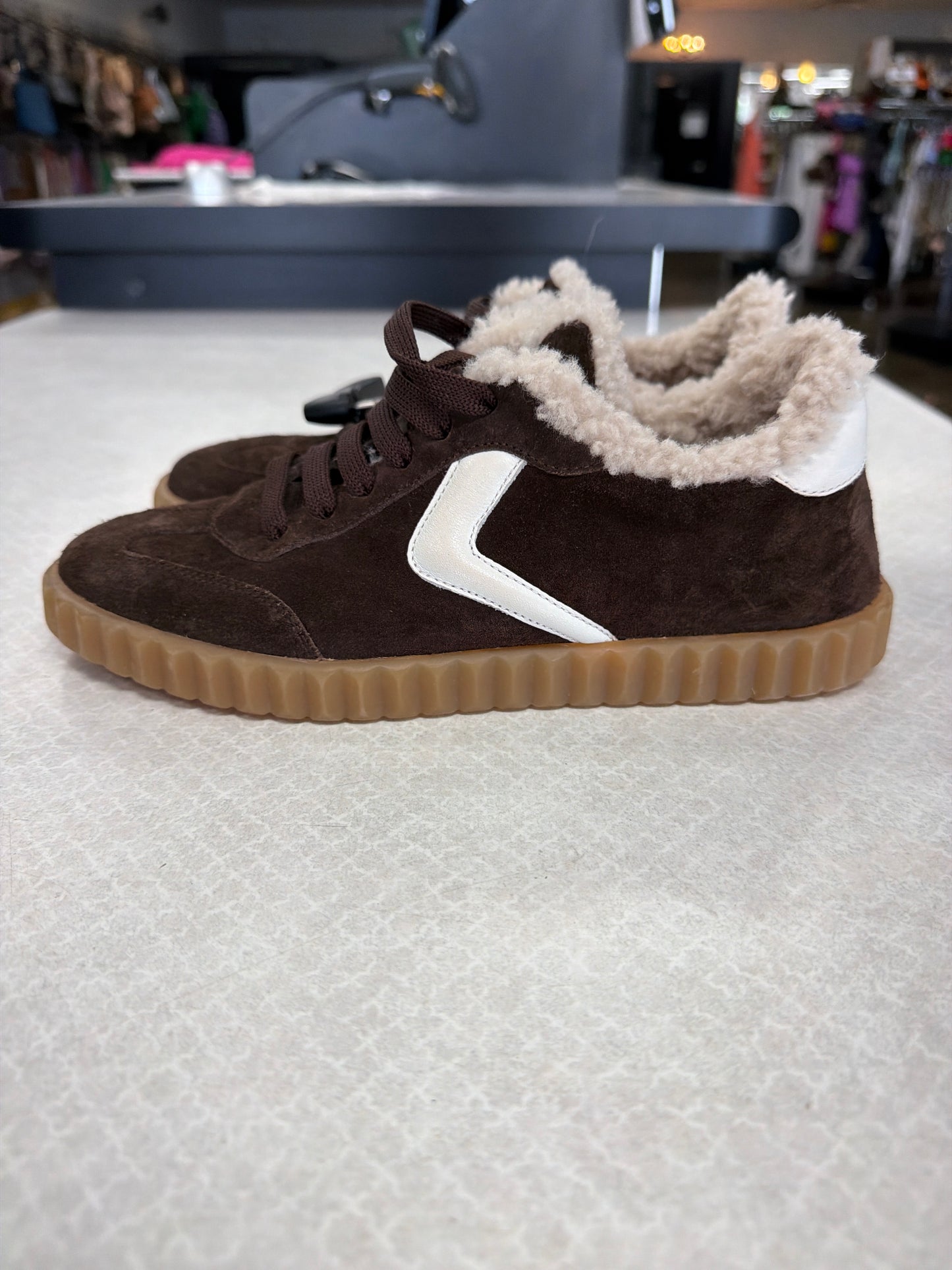 Shoes Sneakers By Clothes Mentor In Brown, Size:7