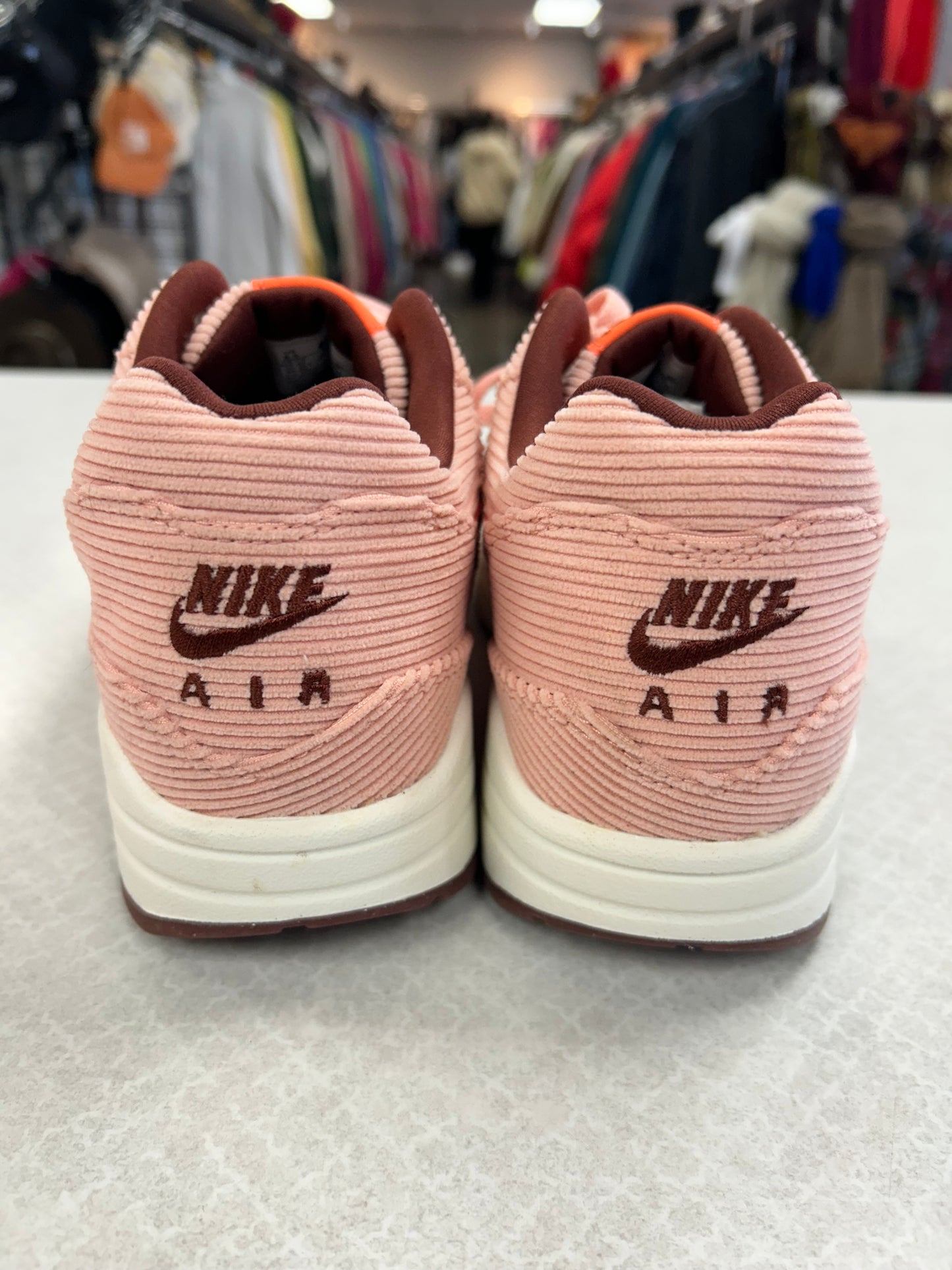 Shoes Sneakers By Nike In Coral, Size:8.5