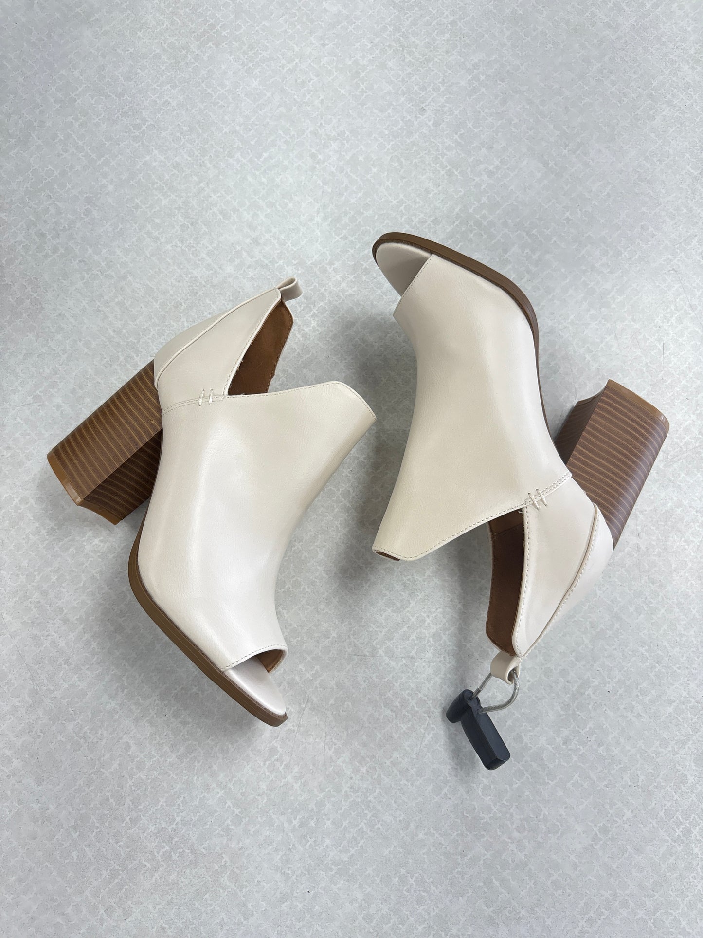 BOOTS ANKLE HEELS by    CLOTHES MENTOR In CREAM, Size: 6.5
