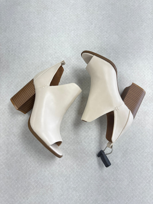 BOOTS ANKLE HEELS by    CLOTHES MENTOR In CREAM, Size: 6.5