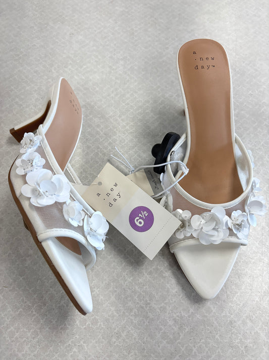 SANDALS HEELS KITTEN by A NEW DAY In WHITE, Size: 6.5