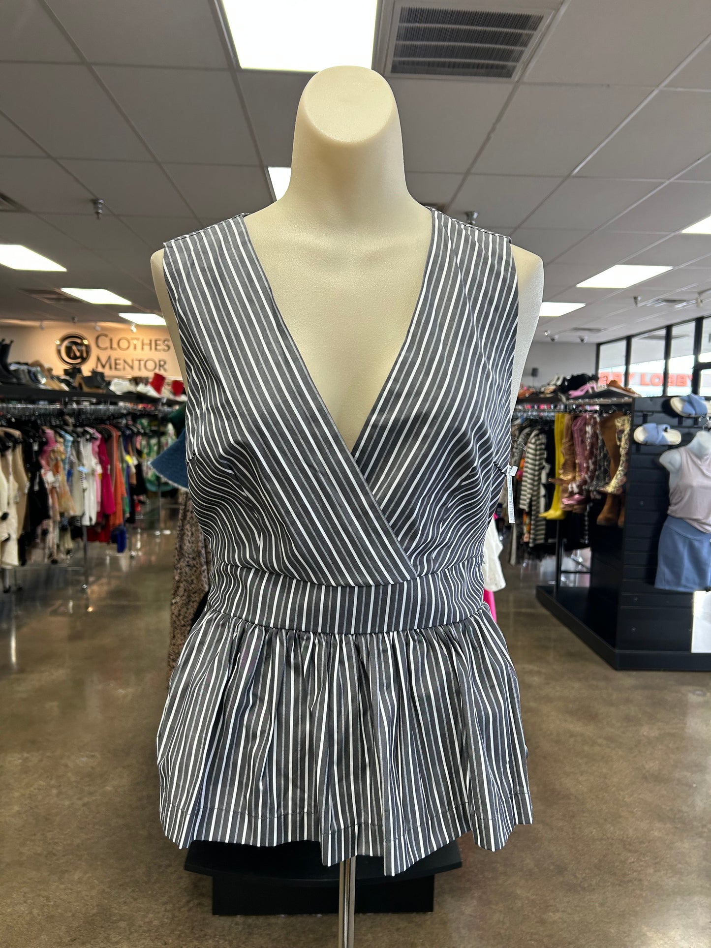 Top Sleeveless By En Saison In Grey & White, Size:M