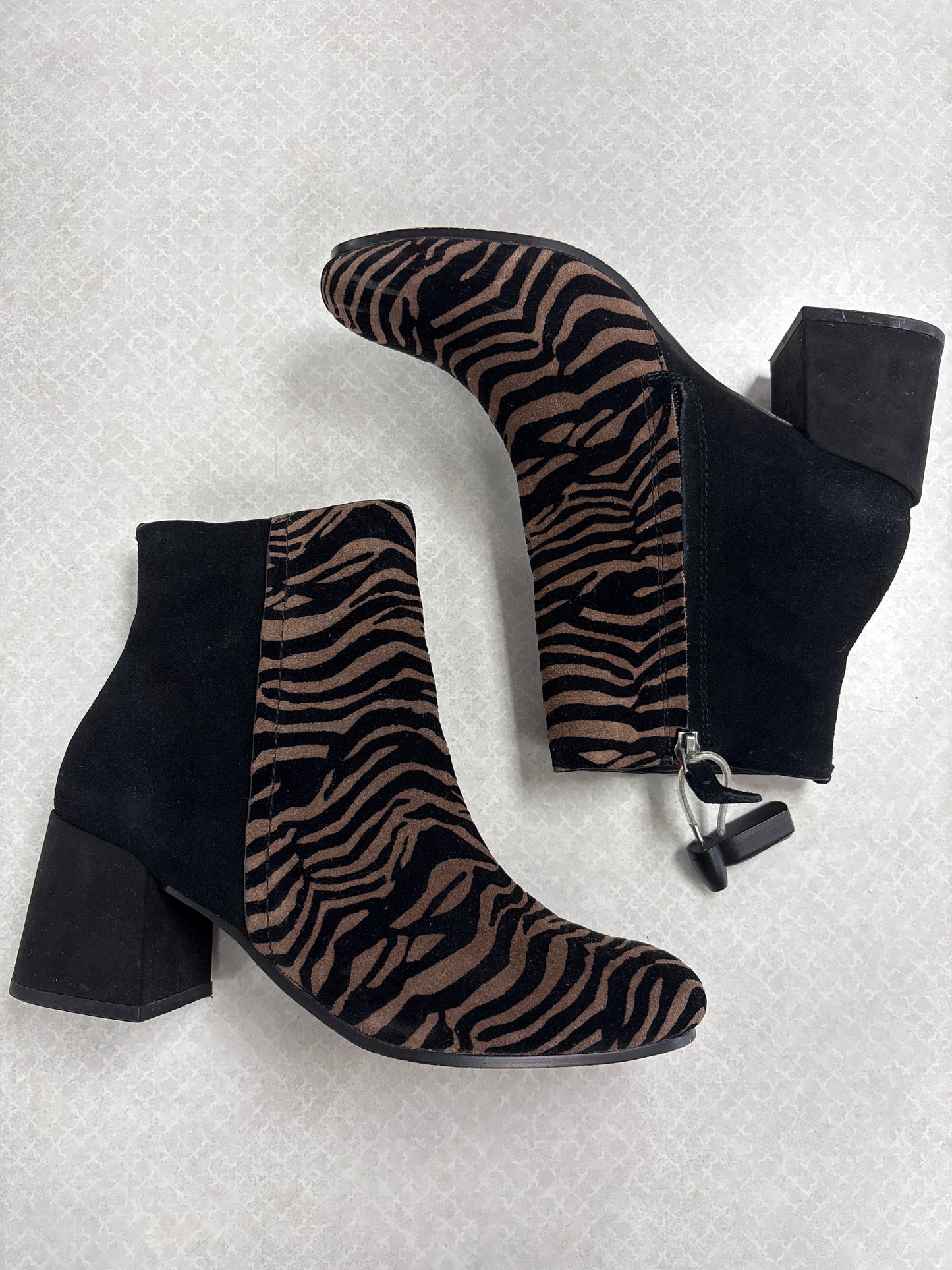 Boots Ankle Heels By Clothes Mentor In Black & Brown, Size:7.5