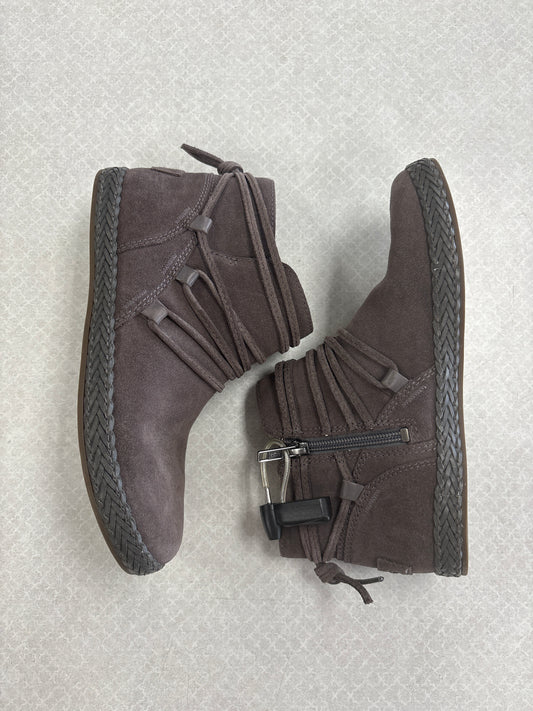 BOOTS DESIGNER by UGG In GREY, Size: 6