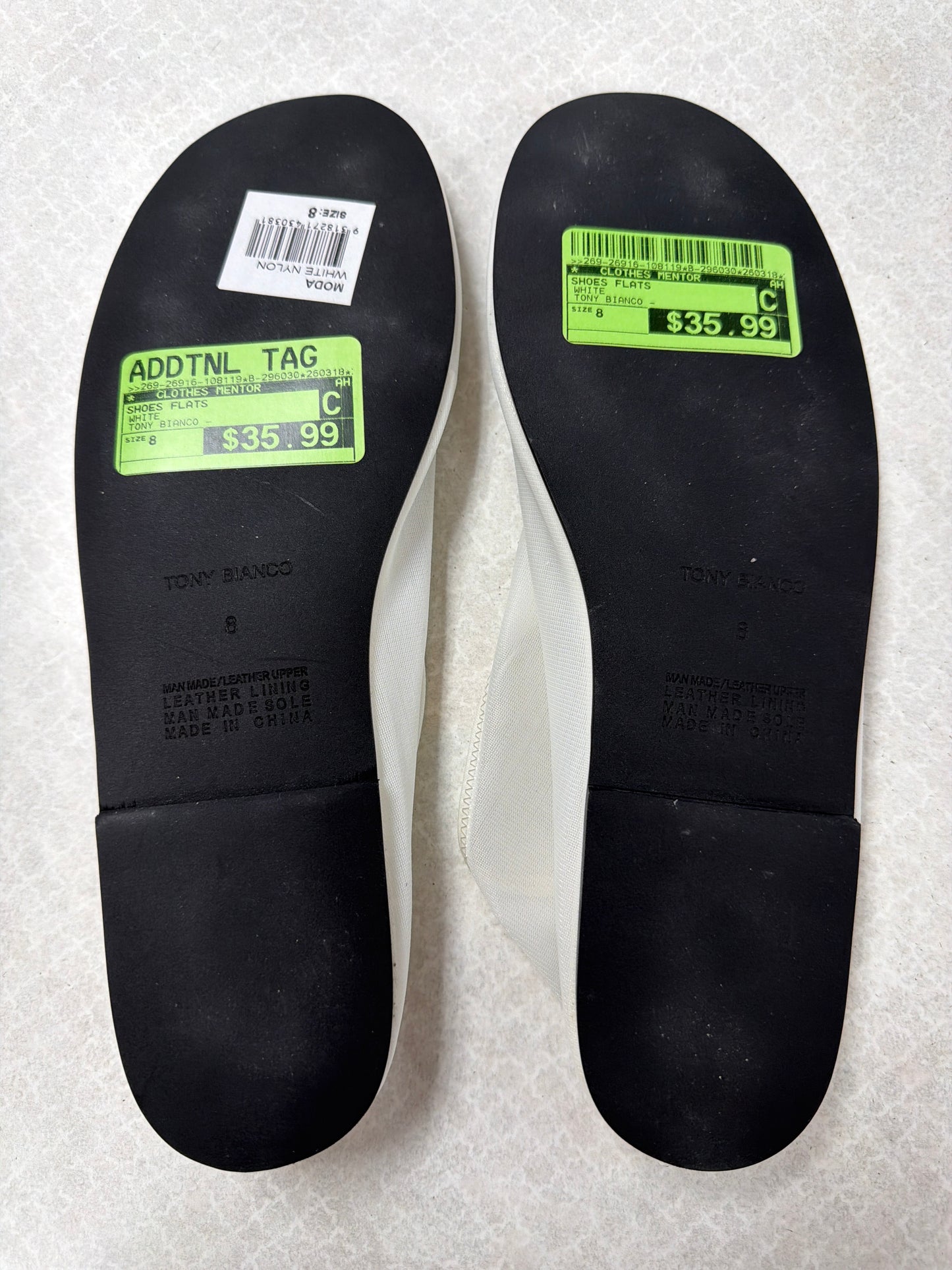 Shoes Flats By Clothes Mentor In White, Size:8