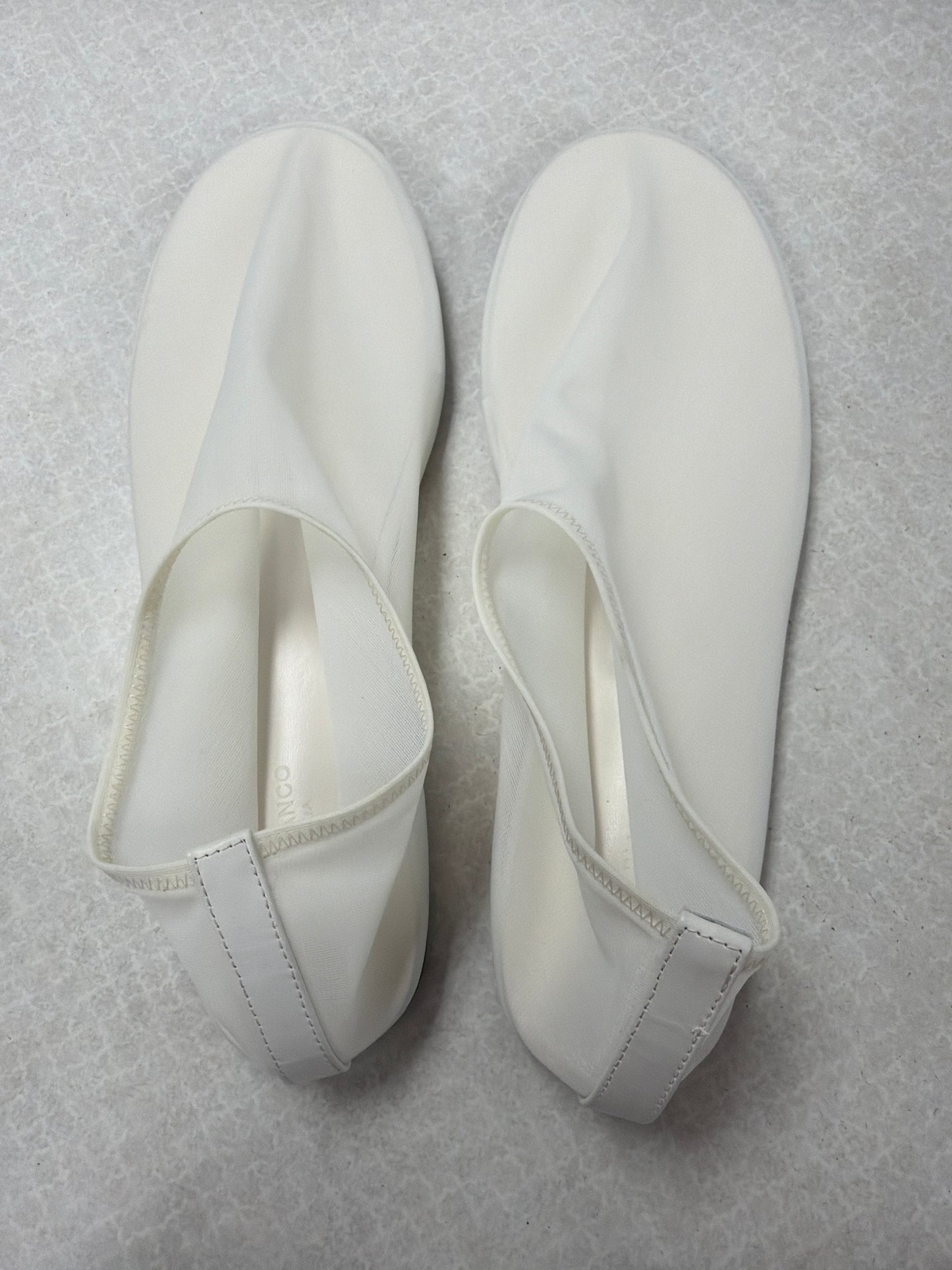 Shoes Flats By Clothes Mentor In White, Size:8
