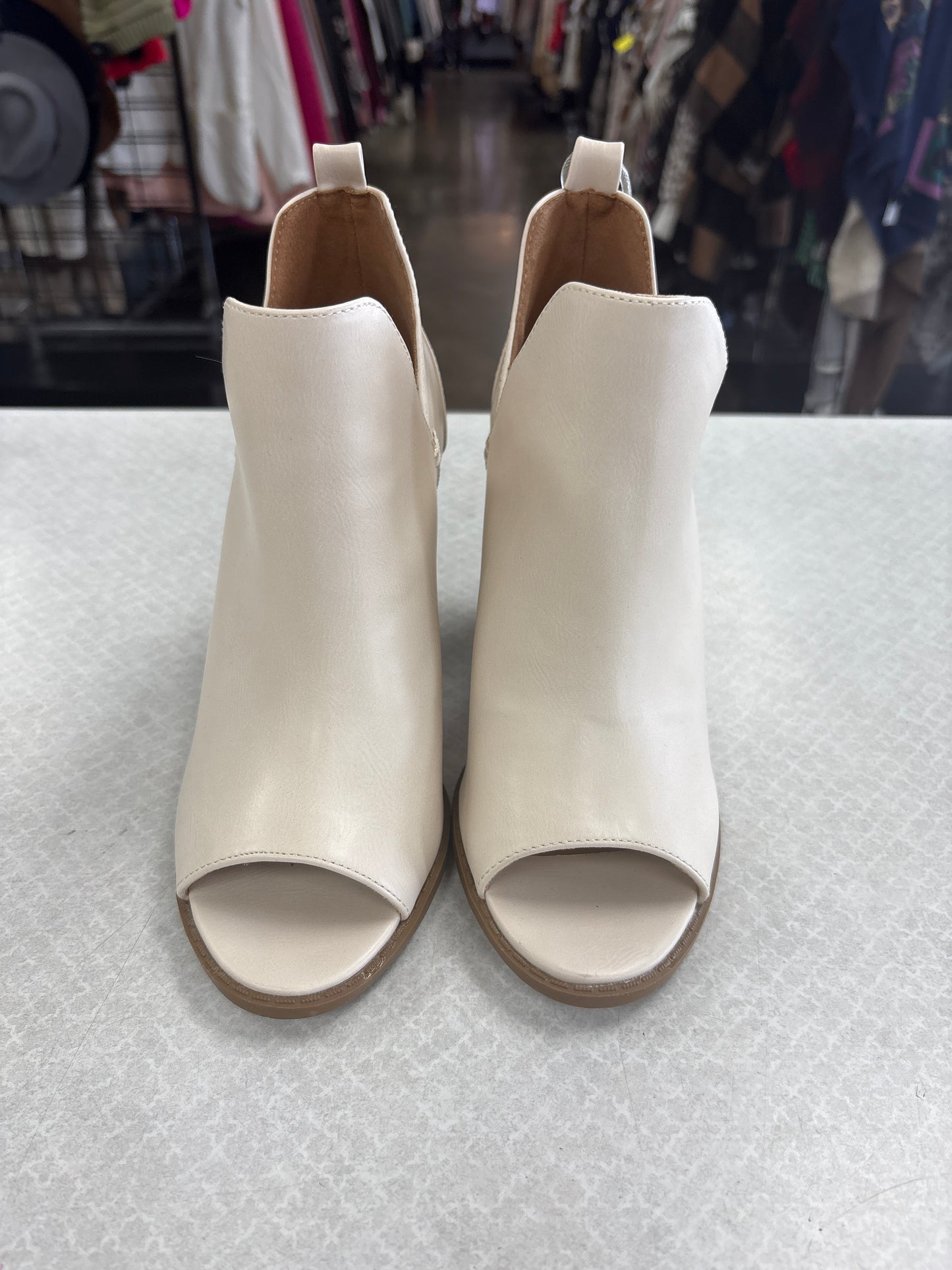 BOOTS ANKLE HEELS by    CLOTHES MENTOR In CREAM, Size: 6.5