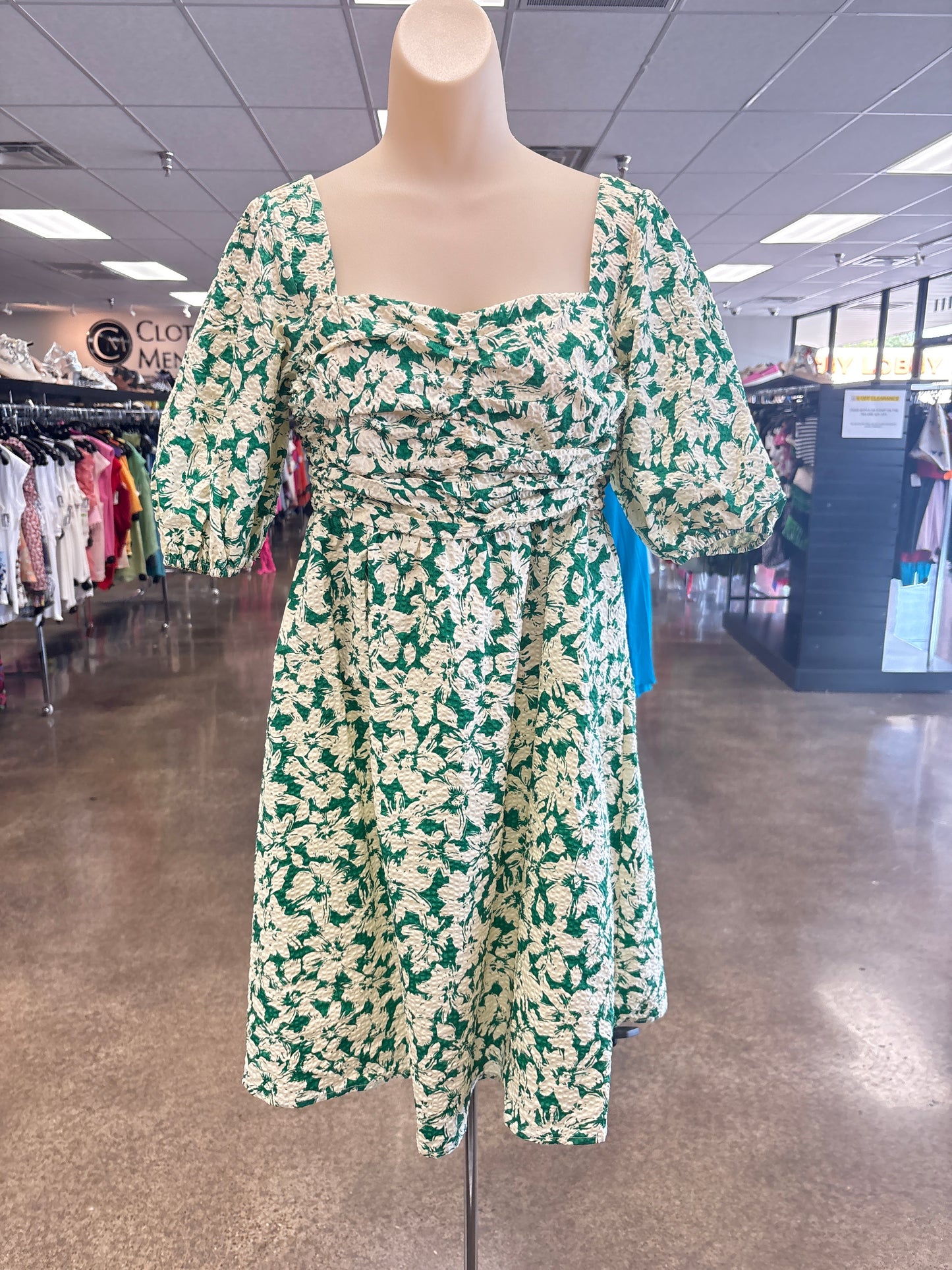 Dress Casual Short By Clothes Mentor In Cream & Green, Size:M