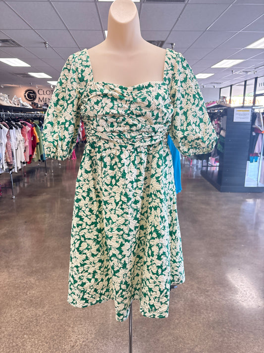 Dress Casual Short By Clothes Mentor In Cream & Green, Size:M