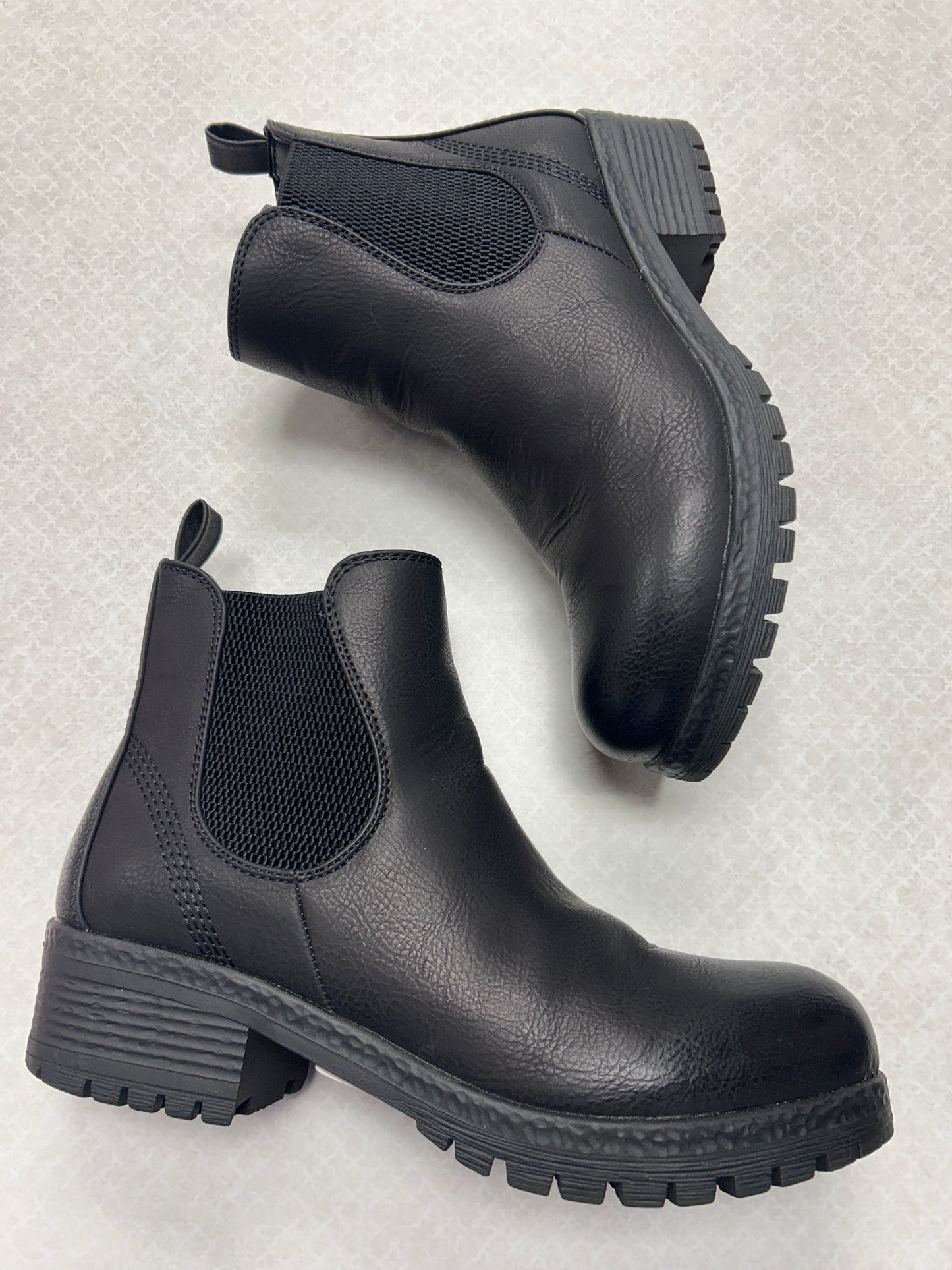 Boots Ankle Flats By Clothes Mentor In Black, Size:8