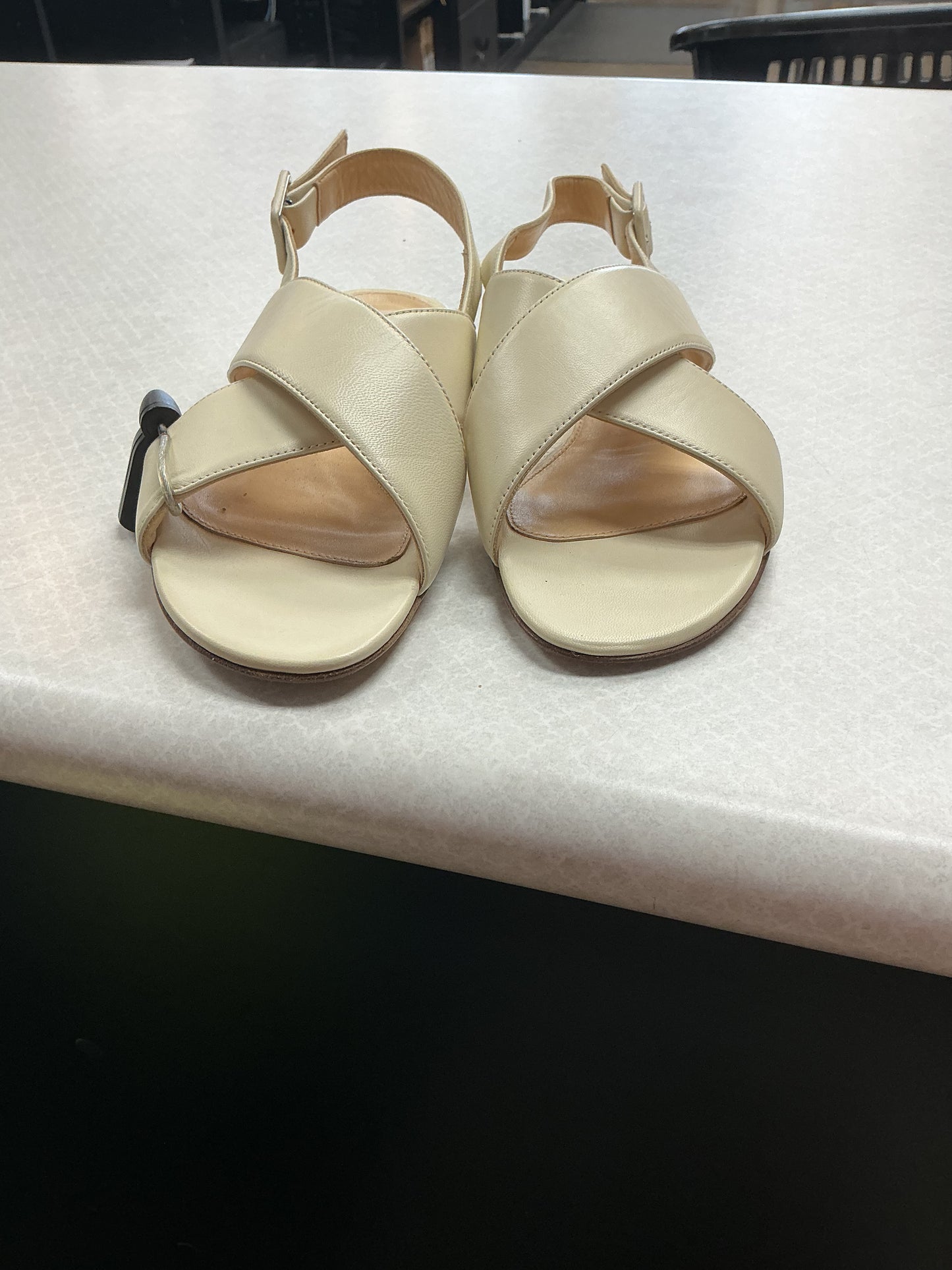 Sandals Flats By Clothes Mentor In Cream, Size:8