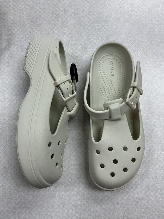 Shoes Flats By Crocs In Cream, Size:10