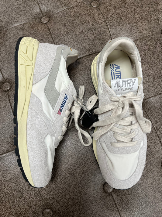 Shoes Sneakers By Clothes Mentor In Grey & White, Size:8