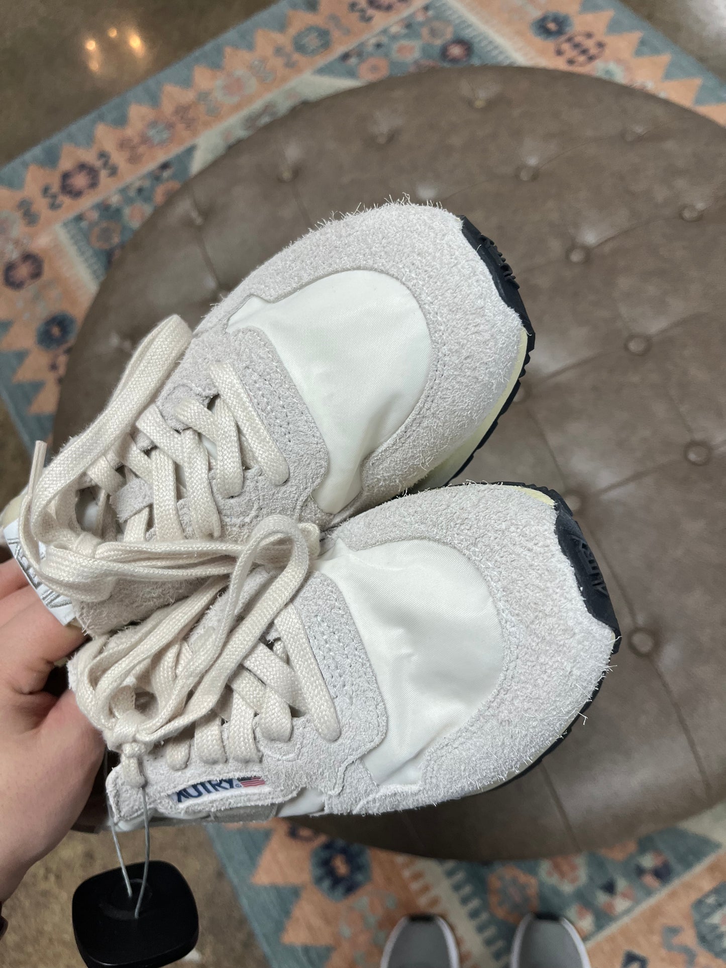 Shoes Sneakers By Clothes Mentor In Grey & White, Size:8