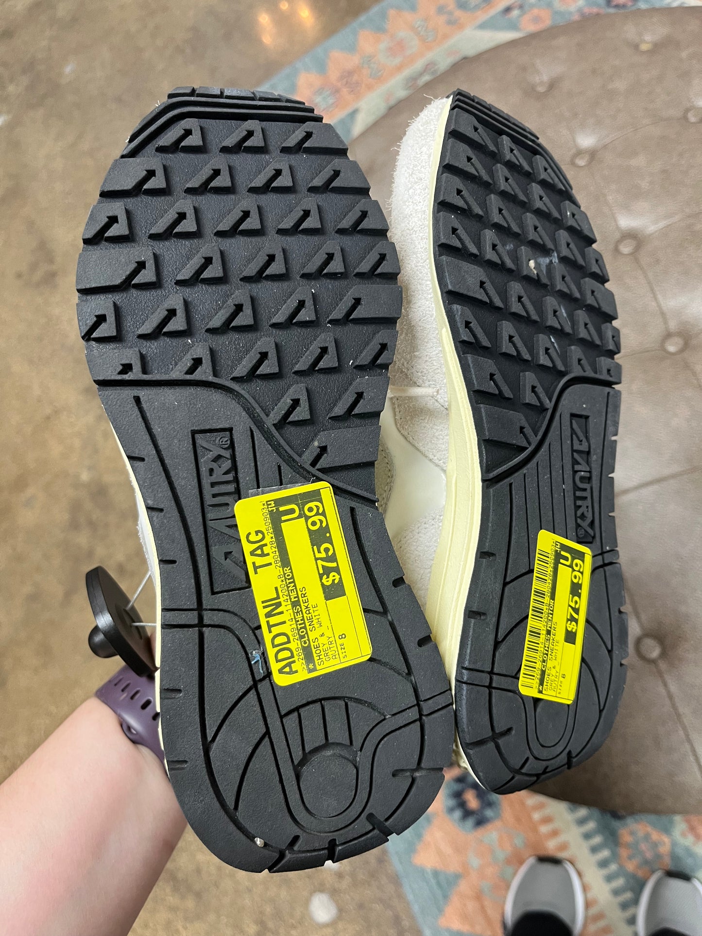 Shoes Sneakers By Clothes Mentor In Grey & White, Size:8