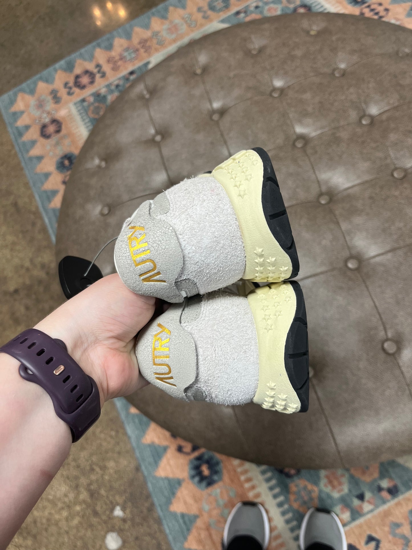 Shoes Sneakers By Clothes Mentor In Grey & White, Size:8