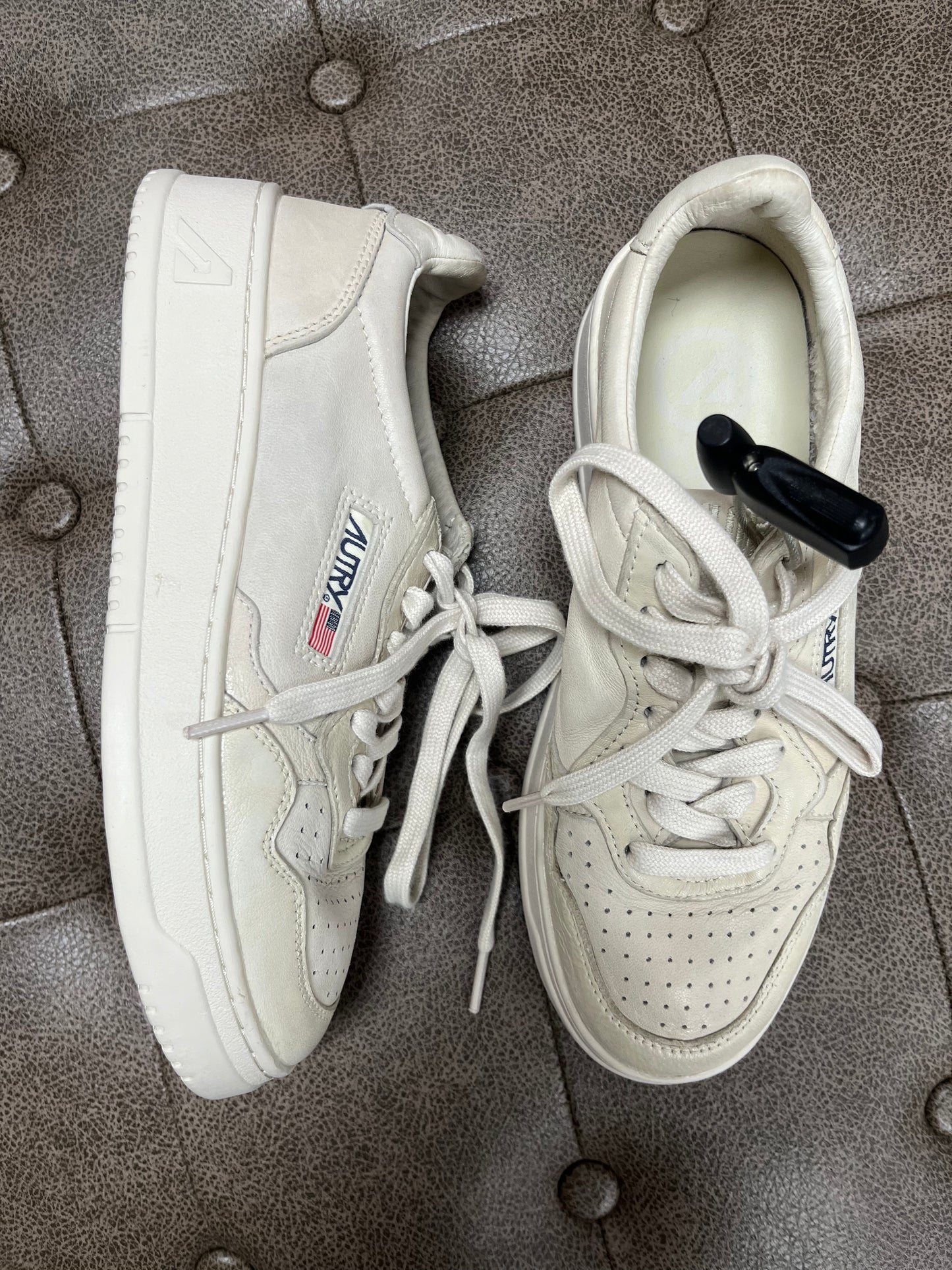 Shoes Sneakers By Clothes Mentor In Cream, Size:8
