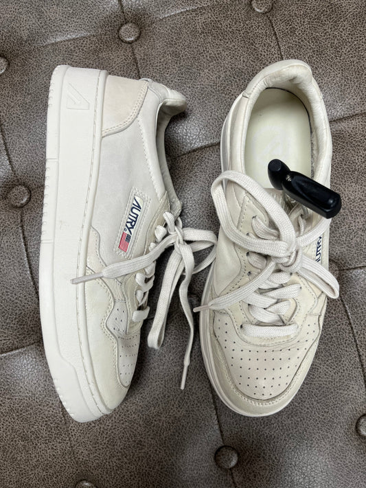Shoes Sneakers By Clothes Mentor In Cream, Size:8