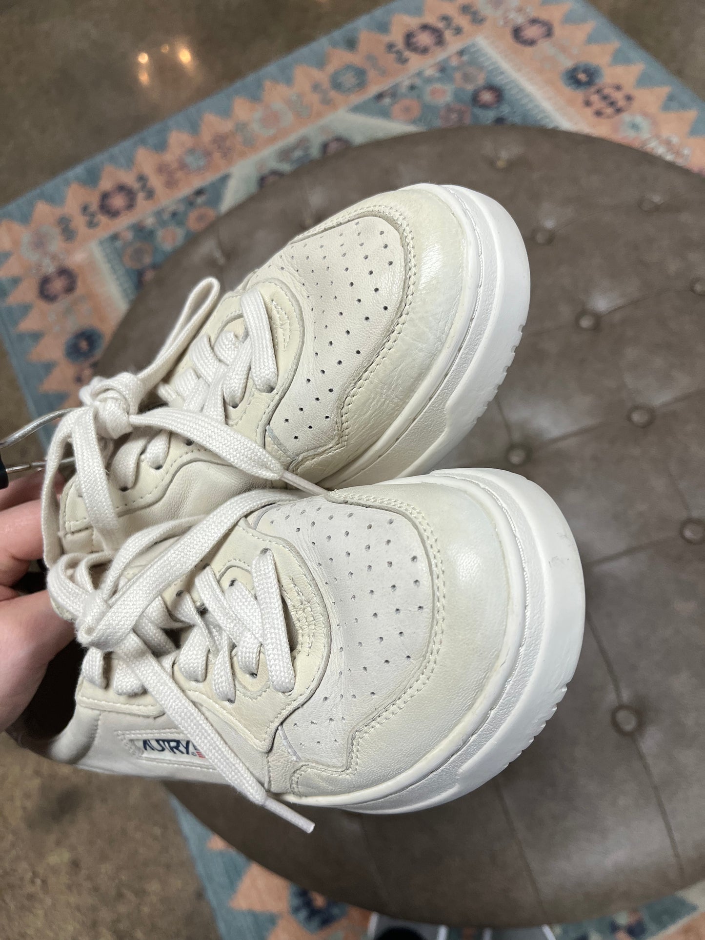 Shoes Sneakers By Clothes Mentor In Cream, Size:8