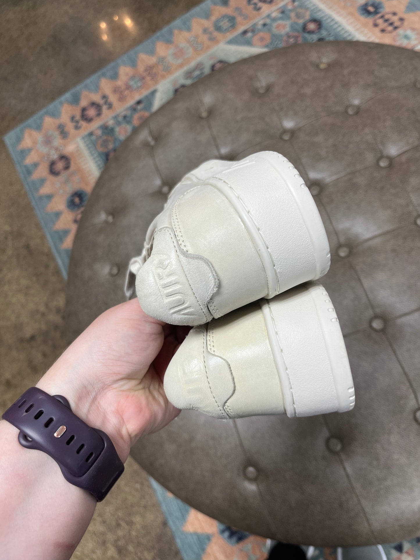 Shoes Sneakers By Clothes Mentor In Cream, Size:8