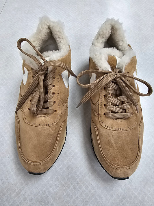 Shoes Sneakers By Clothes Mentor In Tan, Size:6.5