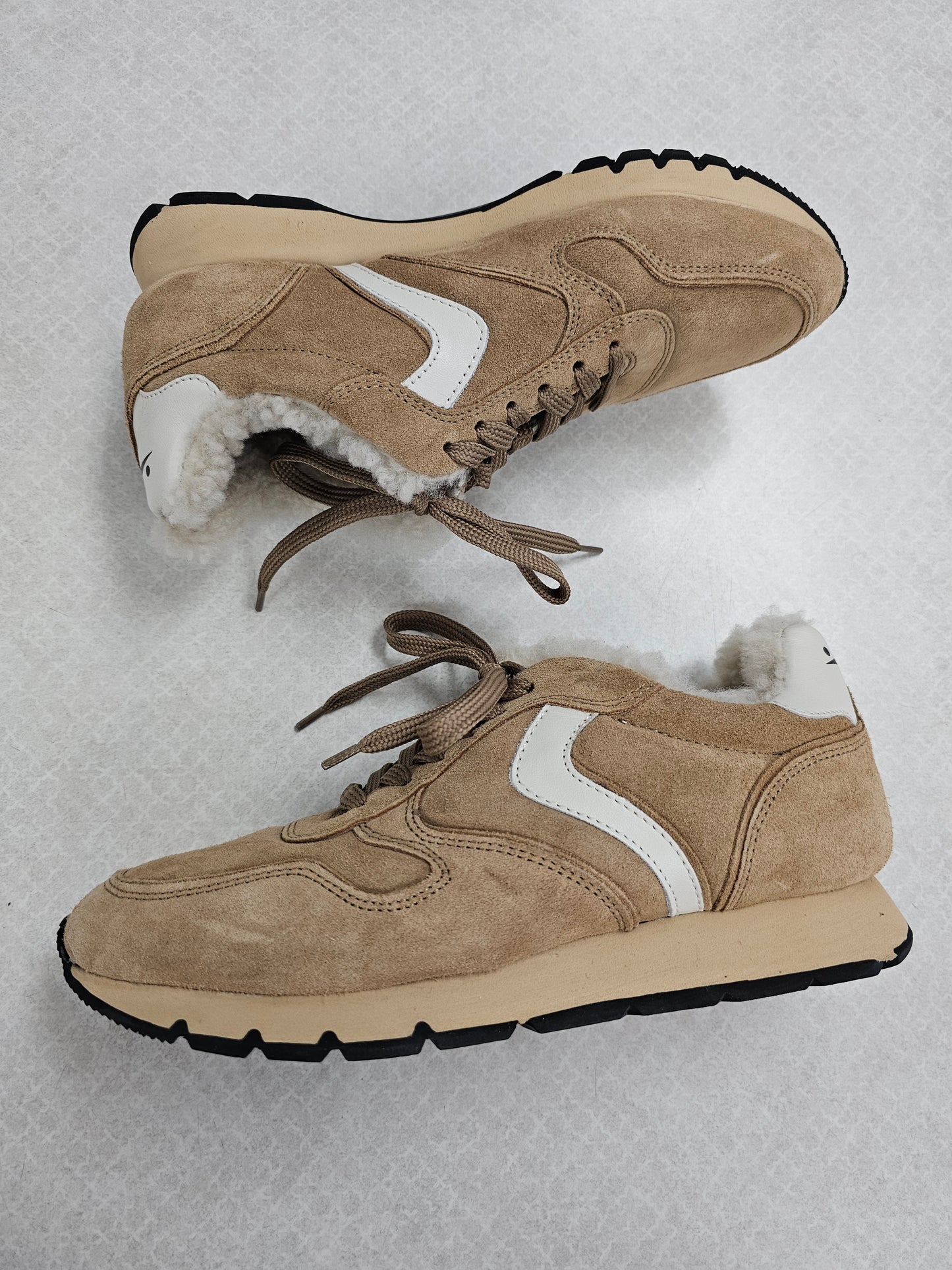 Shoes Sneakers By Clothes Mentor In Tan, Size:6.5